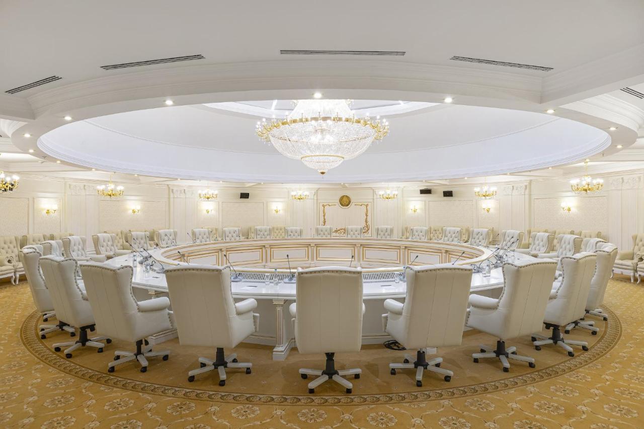 President Hotel Minsk Esterno foto